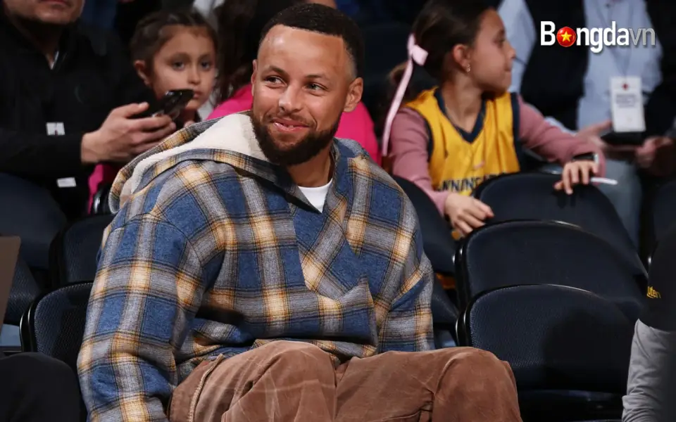 Stephen Curry Hành Quân Cùng Warriors Bất Chấp Chấn Thương