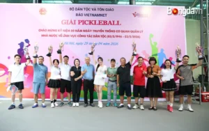 BTC chụp ảnh cùng các VĐV đoạt giải