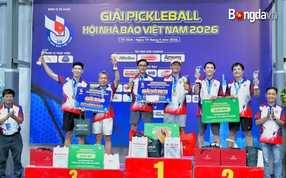 Gần 300 Vận Động Viên Tranh Tài Sôi Nổi Tại Giải Pickleball Hội Nhà Báo Việt Nam 2026 2 Các đội thi đấu nội dung đôi lãnh đạo nhận giải thưởng