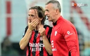Luka Modric chườm đá vùng mặt khi rời sân trong trận AC Milan hòa Juventus