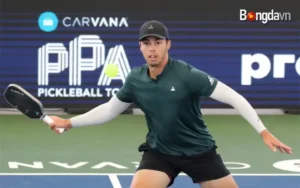 vận động viên pickleball chuyên nghiệp Ben Johns đang thi đấu trong một trận đấu thuộc giải PPA Tour