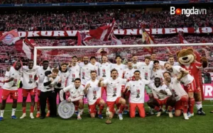 Các thành viên Bayern chụp ảnh tập thể sau khi vô địch Bundesliga sớm 4 vòng