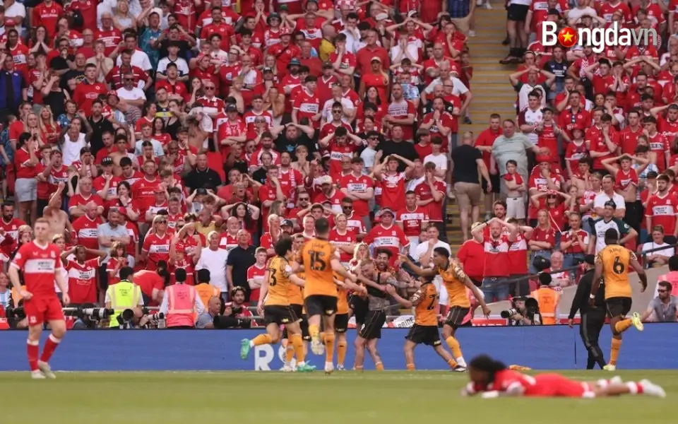 Cầu Thủ Hull City Vỡ Òa Ăn Mừng Bàn Thắng Vàng Tại Wembley
