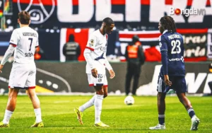 Dembele đuổi theo đối thủ trước khi gặp chấn thương trong trận đấu Paris FC