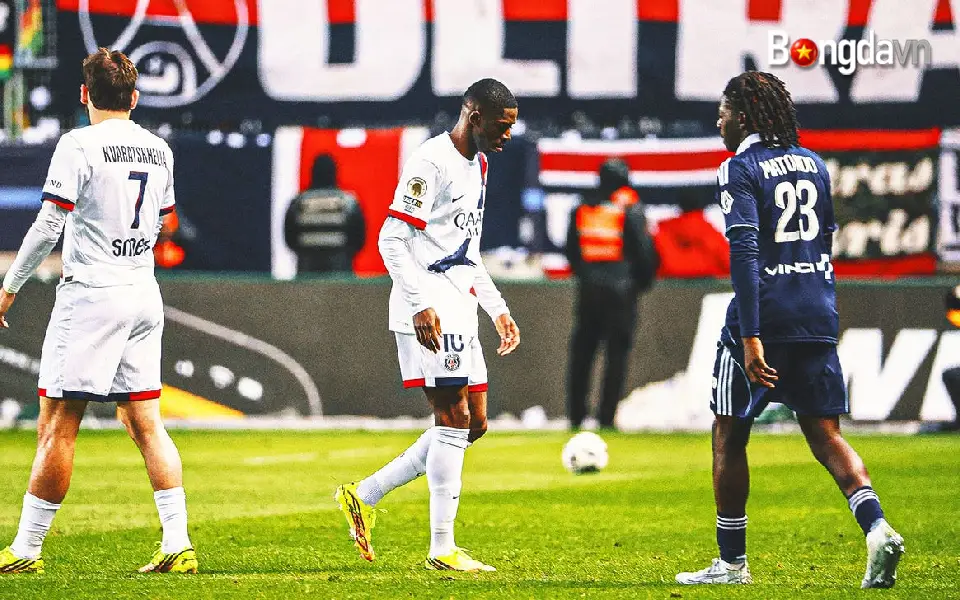 Dembele đuổi theo đối thủ trước khi gặp chấn thương trong trận đấu Paris FC