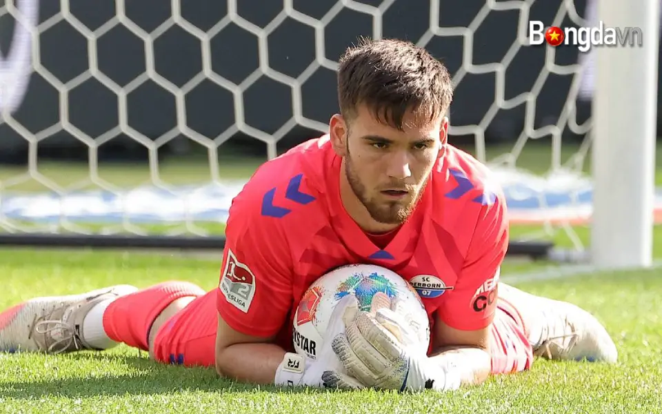 Dennis Seimen thực hiện hàng loạt pha cứu thua xuất sắc giúp Paderborn cầm hòa Wolfsburg 0-0 ngay trên sân khách