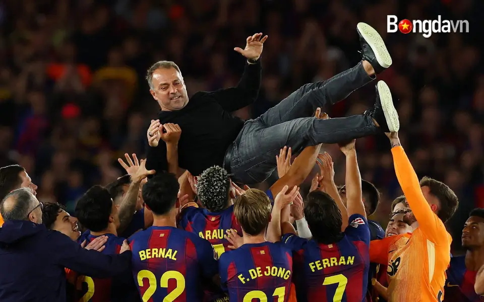 Flick được các học trò nhấc bổng trong lễ ăn mừng La Liga