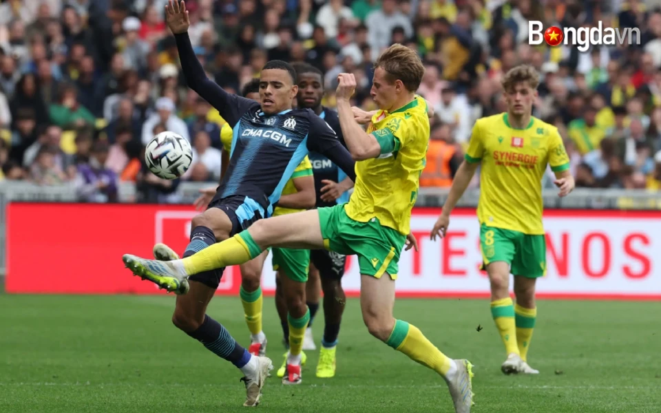 Greenwood (áo tối màu) tranh bóng trong trận Marseille thua Nantes 0-3 ở vòng 32 Ligue