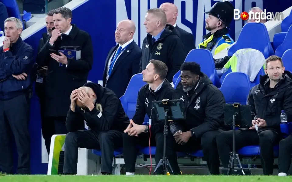 Guardiola ôm đầu tuyệt vọng khi Man City hòa Everton 3-3