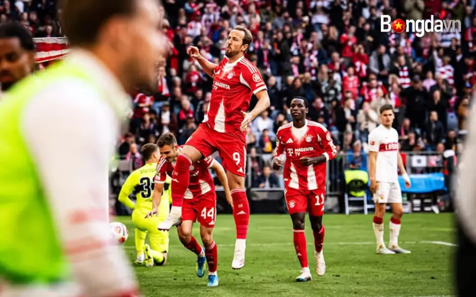 Harry Kane mừng bàn trong trận Bayern thắng Stuttgart 4-2