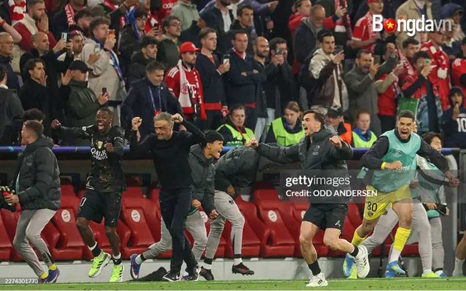 HLV Enrique và các cầu thủ PSG hạnh phúc sau khi vượt qua Bayern Munich