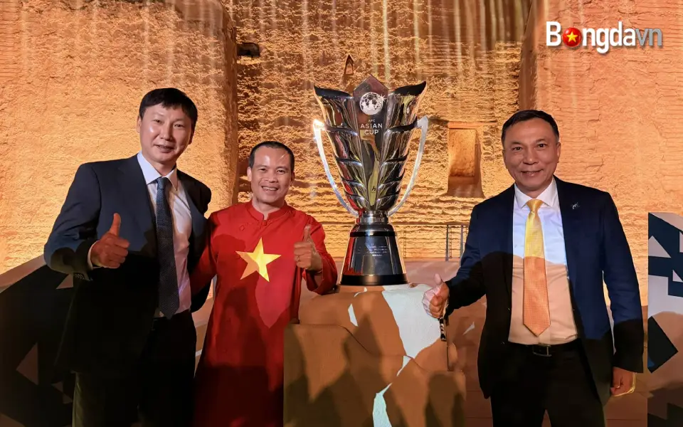 HLV Kim Sang Sik và cùng Trưởng phòng các ĐTQG Đoàn Anh Tuấn tham dự sự kiện