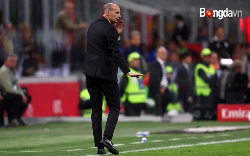 HLV Massimiliano Allegri lại tự bắn vào chân mình