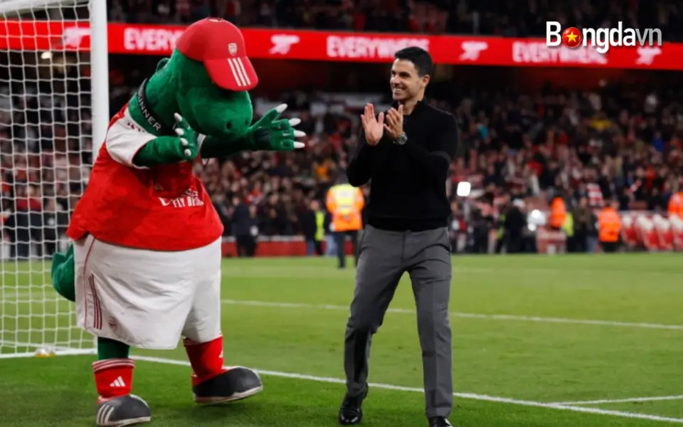 HLV Mikel Arteta (phải) tri ân người hâm mộ sau trận Arsenal thắng Burnley 1-0 ở vòng 37 Ngoại hạng Anh trên sân Emirates, London, Anh ngày 18/5/2026