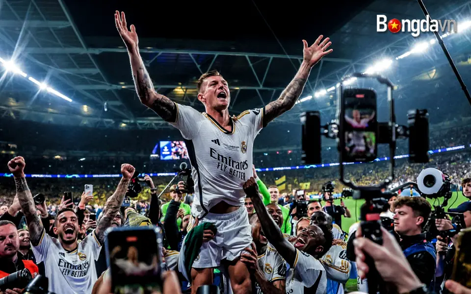 Kế Hoạch Cải Tổ Kép: Đợi Mourinho, Đón Kroos
