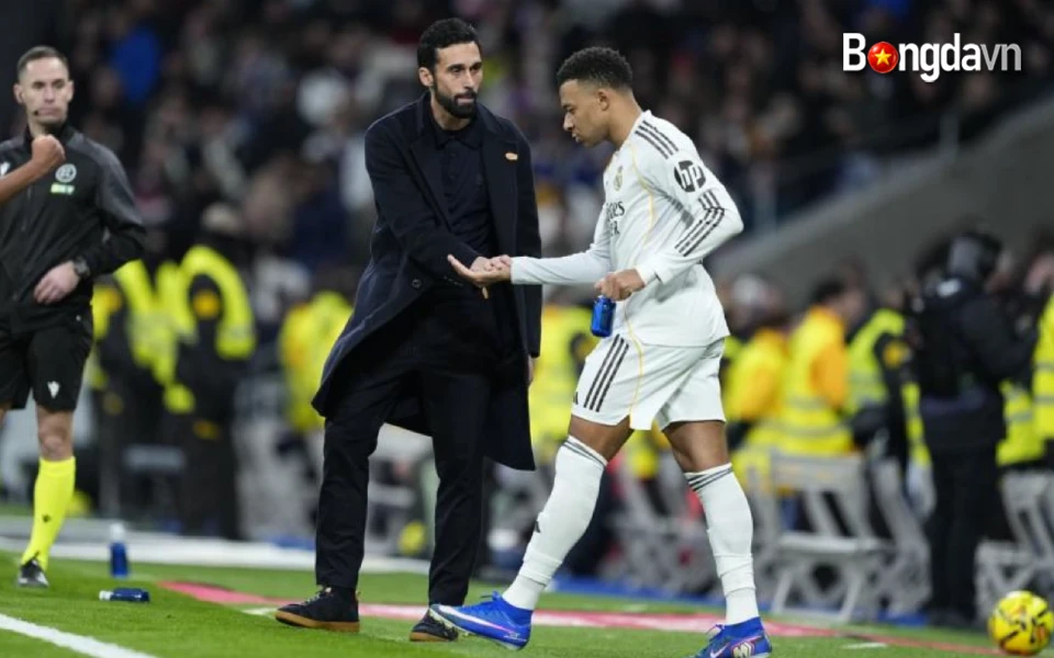 Kylian Mbappe lăng mạ ban huấn luyện
