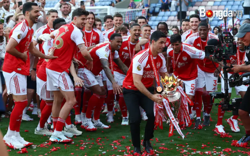 Thầy trò Mikel Arteta nâng Cúp vô địch Ngoại hạng Anh