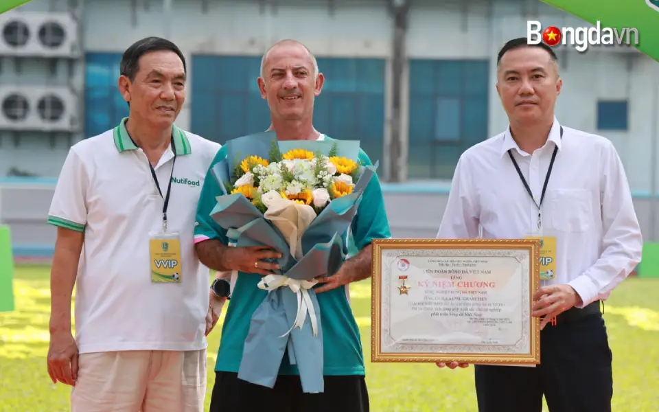 VFF Chính Thức Vinh Danh HLV Graechen Vì Những Cống Hiến