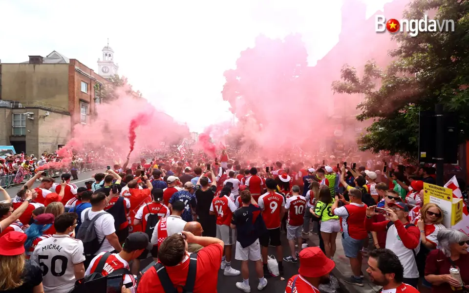 Biển Người Rực Đỏ London Chào Đón Arsenal Vô Địch