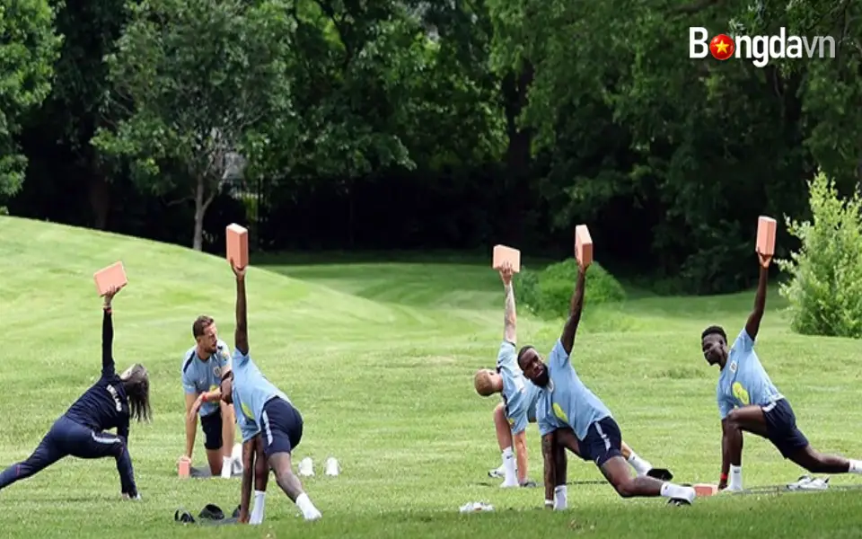 Dàn sao tuyển Anh khiến dân Mỹ ngỡ ngàng khi ra công viên tập yoga
