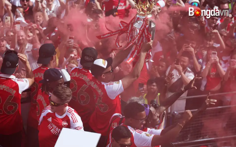 Gác Nỗi Buồn C1, Dàn Sao Arsenal Rạng Rỡ Diễu Hành