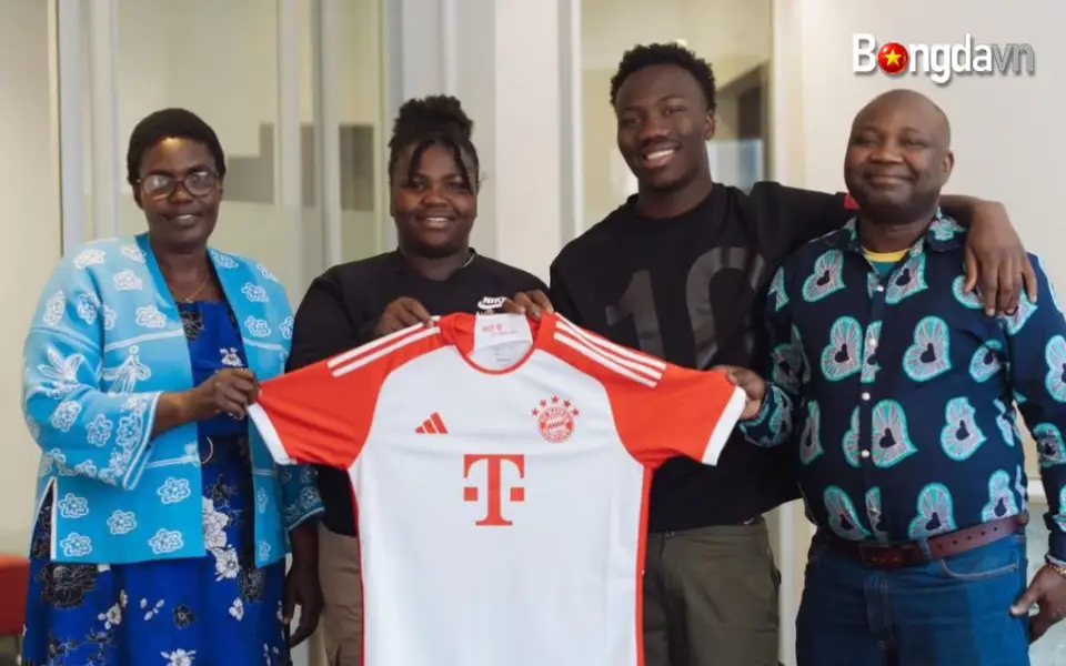 Nestory Irankunda cùng gia đình trong ngày gia nhập Bayern Munich 2024