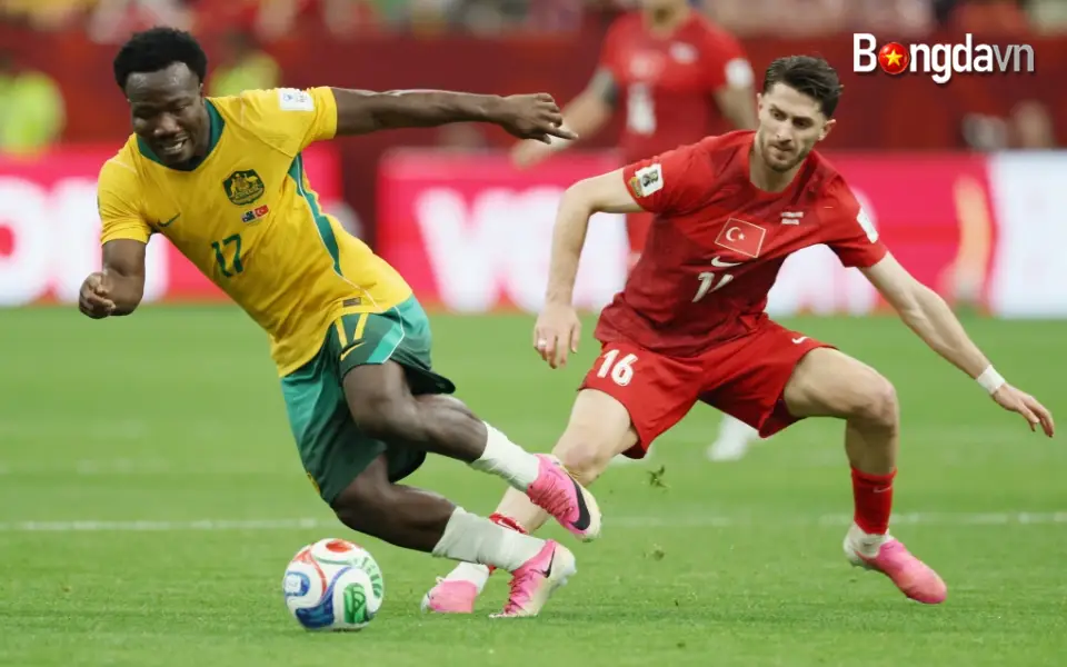 Pha đi bóng xé gió của Nestory Irankunda trước Ismail Yuksek tại sân chơi World Cup 2026