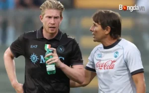 Conte (phải) nói chuyện với De Bruyne trong trận Napoli – Olympiacos giao hữu