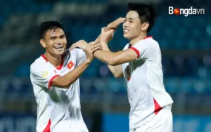 Đình Bắc toả sáng với cú hat-trick ở trận ra quân