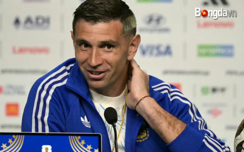 Emiliano "Dibu" Martínez — của Juventus đang đứng trước nguy cơ đổ bể
