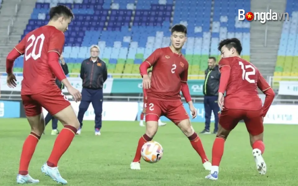 HLV Kim Sang Sik Động Viên Duy Mạnh Trở Lại CLB Hà Nội Điều Trị