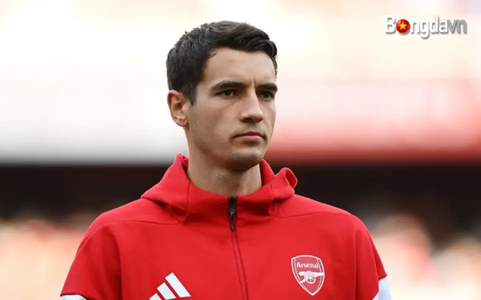 Jakub Kiwior rời Arsenal