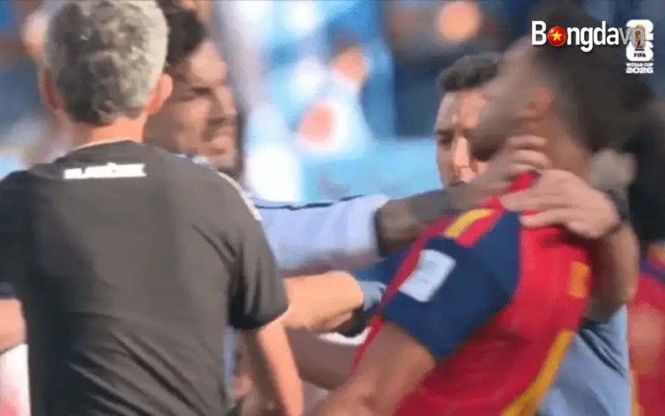 Khoảnh khắc Paredes túm cổ Eric Garcia