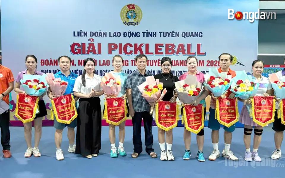 Lãnh đạo Mặt trận Tổ quốc, Liên đoàn Lao động tỉnh tặng hoa, chúc mừng các đội tham dự Giải