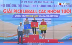 Lãnh đạo Sở Văn hóa, Thể thao và Du lịch trao giải toàn đoàn cho các đơn vị đạt thành tích xuất sắc