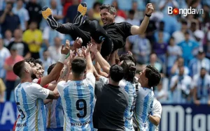 Malaga đã đánh bại Almeria để chính thức giành vé thăng hạng La Liga sau gần một thập kỷ vắng bóng