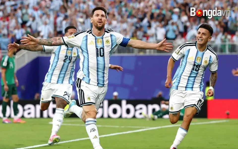Messi lập hàng loạt kỷ lục sau vòng bảng