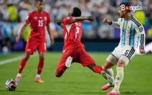 Paredes (phải) va chạm với Breel Embolo...