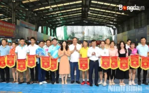 Ban Tổ chức giải tặng Cờ lưu niệm cho các đoàn tham dự