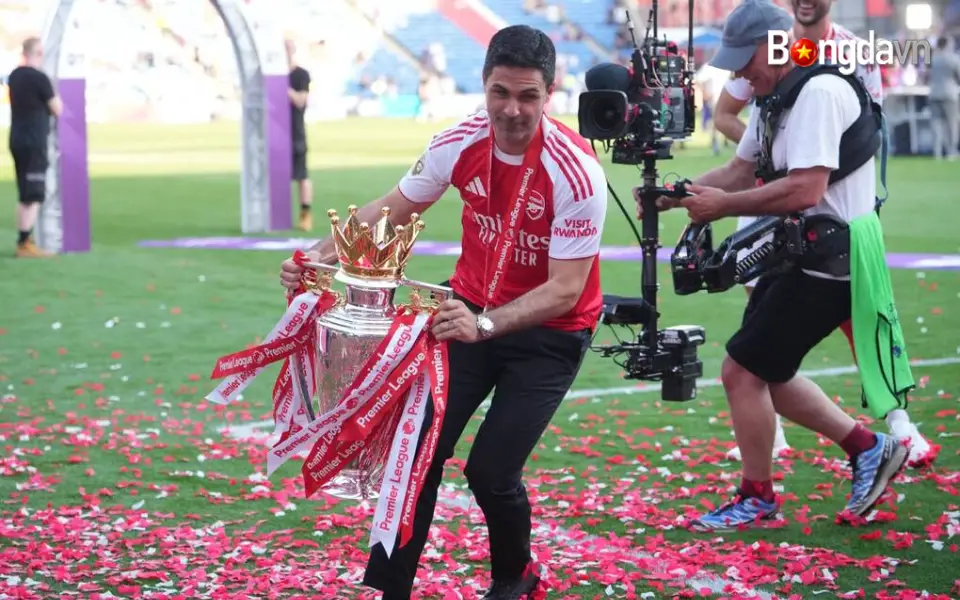 HLV Mikel Arteta Vỡ Òa Cảm Xúc Trong Ngày Arsenal Nâng Cúp Vô Địch Ngoại Hạng Anh