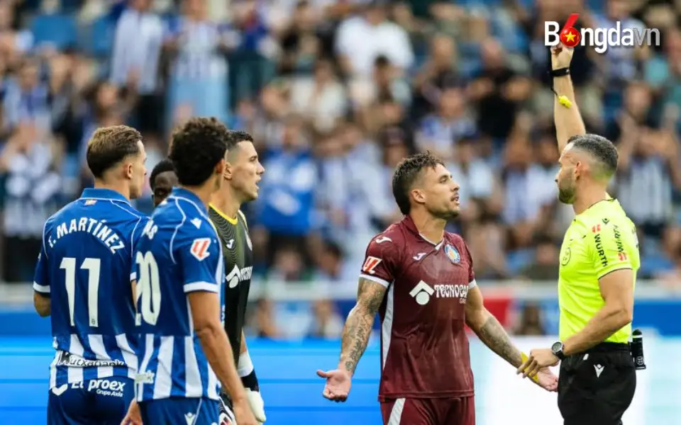 Kiko Femenia nhận thẻ đỏ trực tiếp ở vòng mở màn La Liga