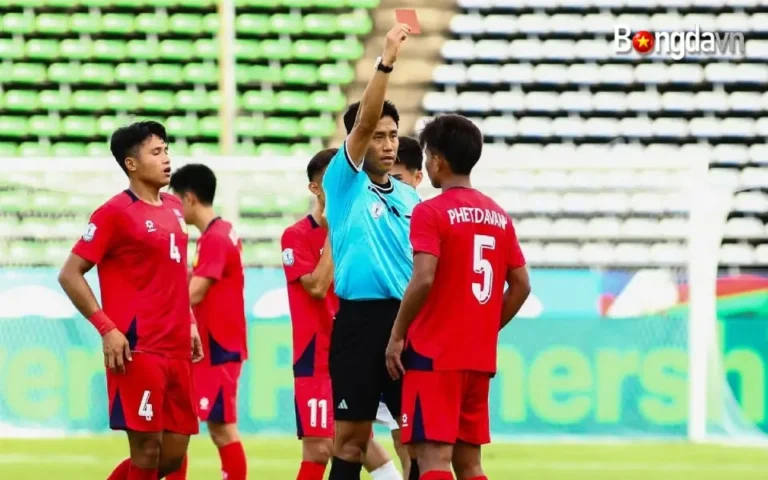 Phetdavanh Somsanid hậu vệ đội tuyển Lào tổng số phút là 56 nhưng đã phải nhận tới 2 thẻ đỏ