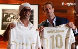 Ronaldinho ra mắt đội bóng mới ở tuổi 46