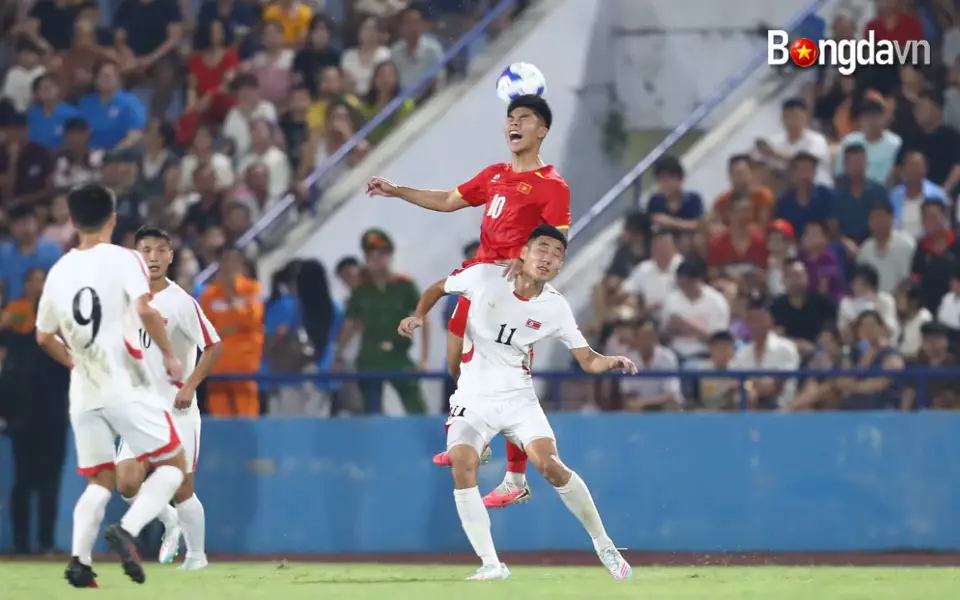 Tuyển thủ U23 Việt Nam Lê Phát bất lực trước đội khách